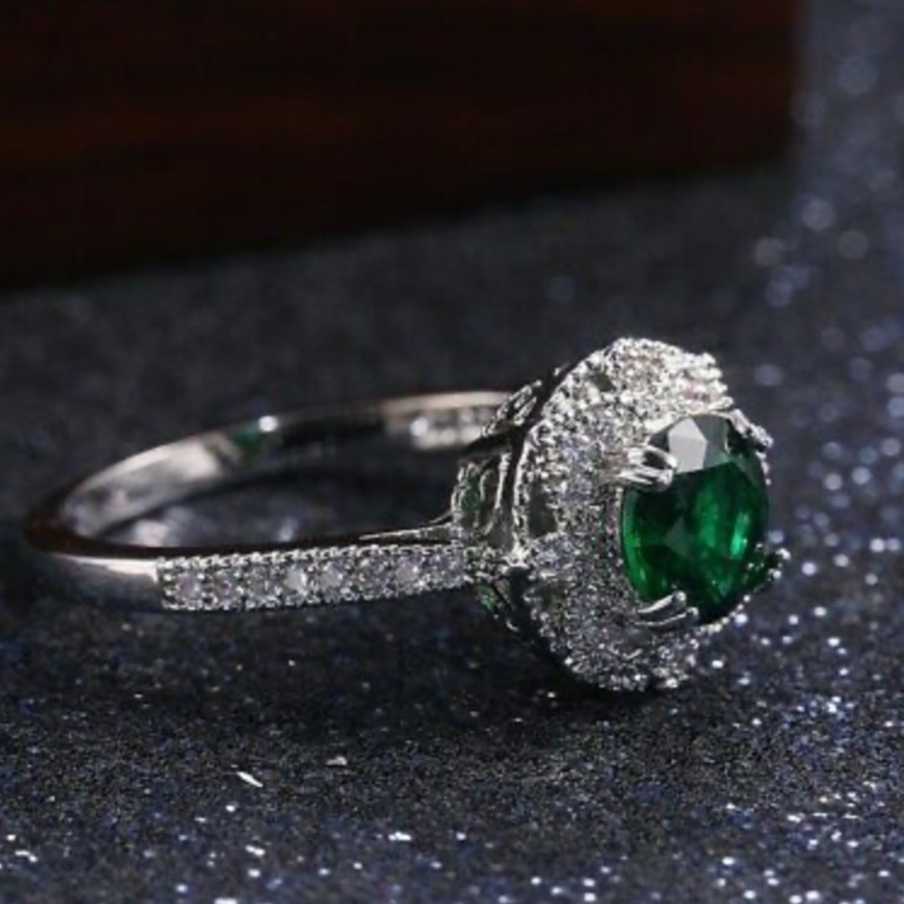 NEW 925 Sterling Silver Emerald Gorgeous Ring - Picture 4 of 7